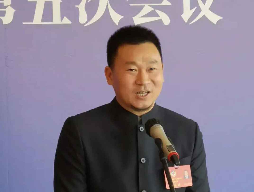 为进一步展示市政协团结、民主、开放、自信的形象，向市民和网友展示政协委员的履职风采，中山市政协十二届五次会议在2月4日上午开幕前开设“委员通道”，市政协委员、乐竞·网站在线登入官网-乐竞(中国)公司总经理陈朝阳走进“委员通道”，回应社会关切的问题。他就如何做好城市应急管理规划的问题进行发言，并回答记者提问。.jpg